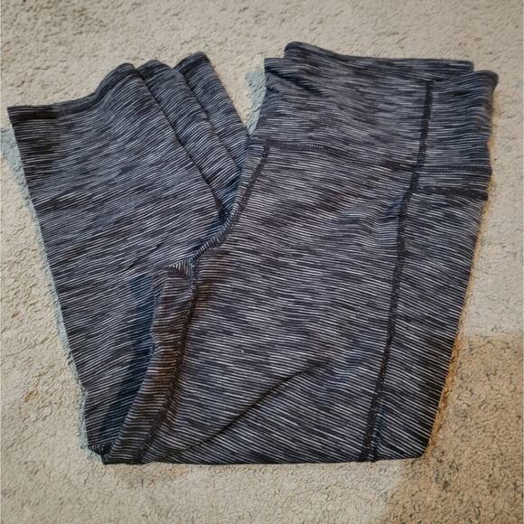 Women's Athleta Black Space Workout Capri leggings Sz Large - Picture 1 of 7